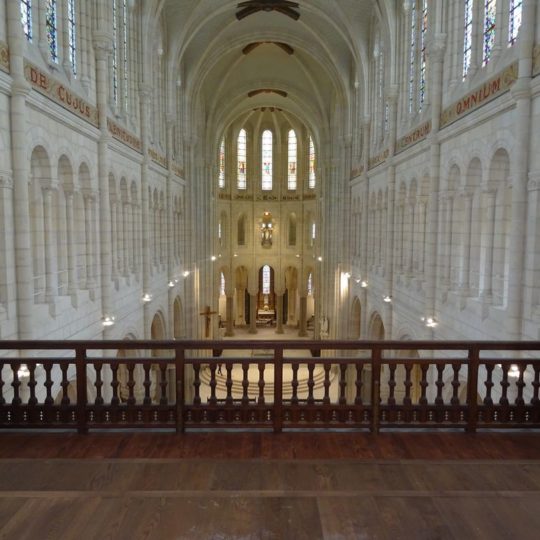 vue-interieure-basilique-saint-donatien-restauree