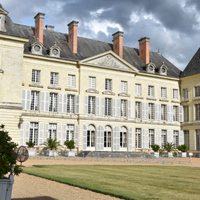vue-facade-principale-chateau-de-montgeoffroy-49